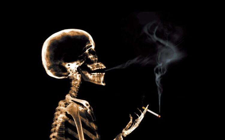 fumar como causa de dolor de espalda en el área del omóplato