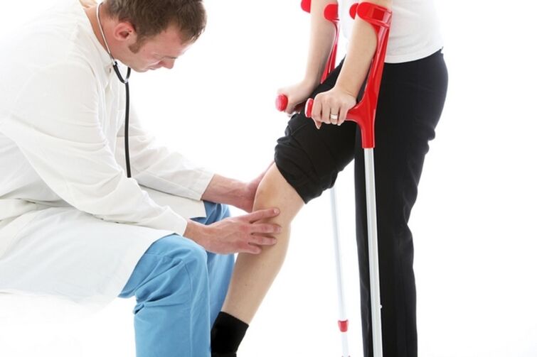 Examen de rodilla del paciente con artrosis articular de rodilla